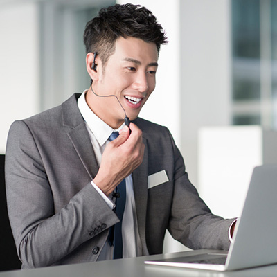 A online support center staff helping client to solve problems via phone call