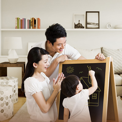parents watching a kid drawing on the blackboard