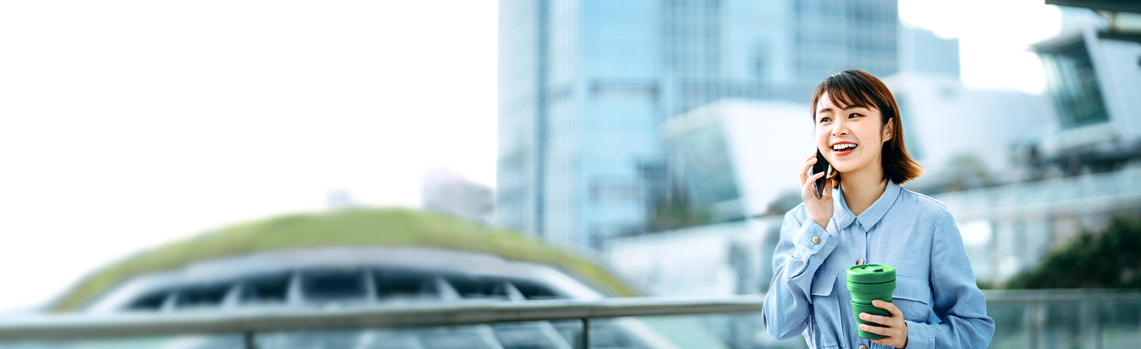 一名女士穿着藍色裇衫正在講電話中