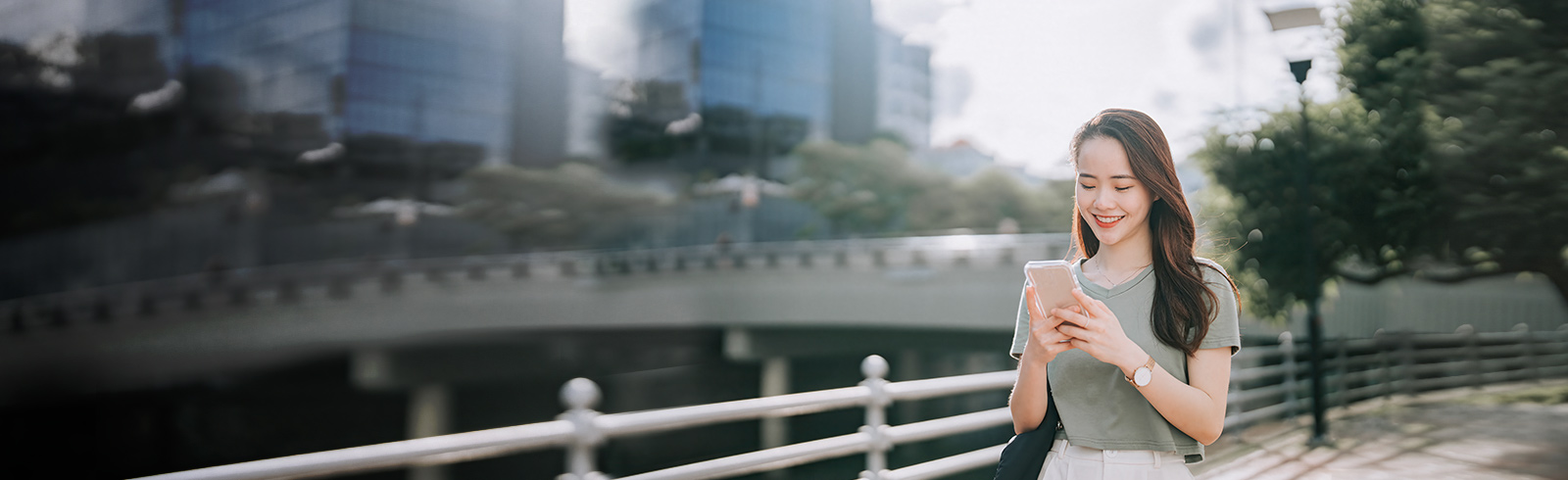 一名女士正在使用她的手機進行本地戶口跨行轉賬