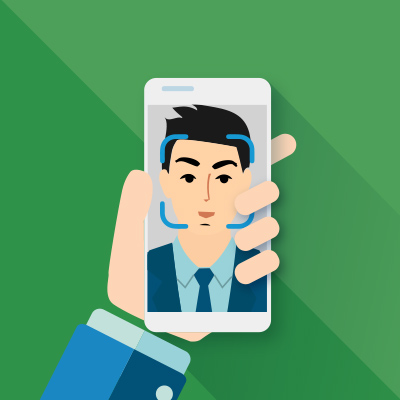 手拿著顯示人臉識別屏幕的手機