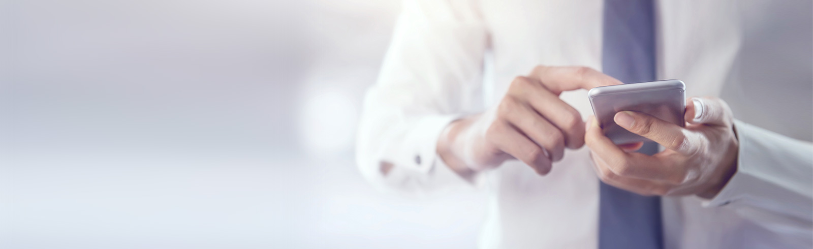 一位男士正在使用手接電語