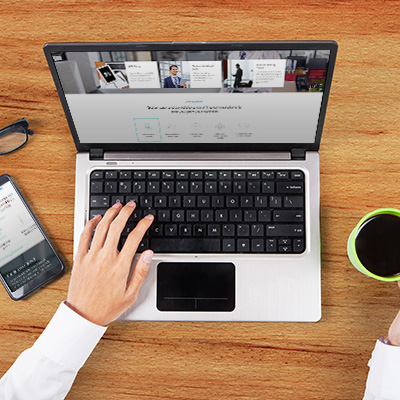 正在透過手提電腦瀏覽溫打銀行網頁