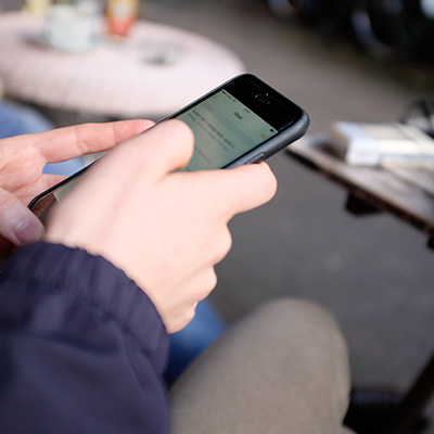 正在使用手提電話