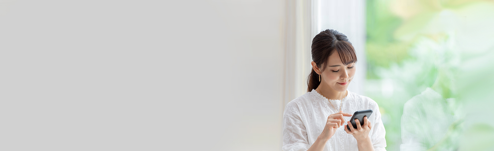 一個白衣女人在用她的手機