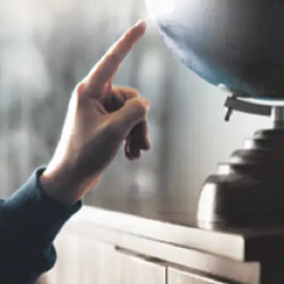 隻手在指向地球儀