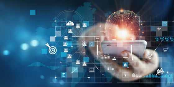 正在使用手提電話，周圍顯示著不同的數碼圖示