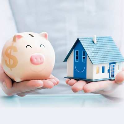 一對手拿著一間屋的模型和一個豬仔錢箱