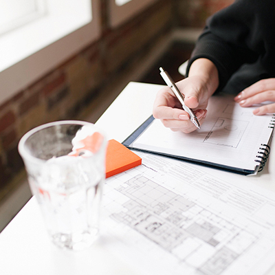 女士正在筆記本繪畫藍圖