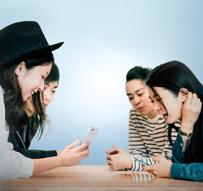 一群好友正在研究如何使用SC Pay