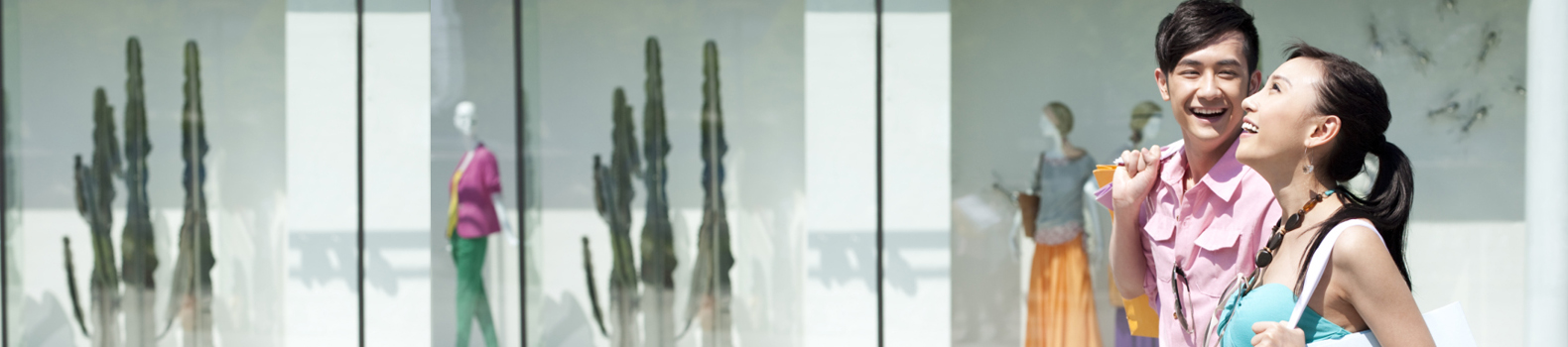 情侶在商場愉快地購物