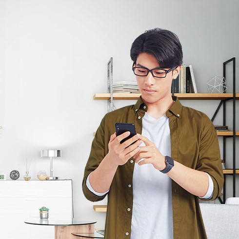 一位年輕人正在使用手提電話