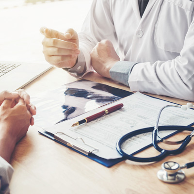 醫生在向病人解說X射線的報告