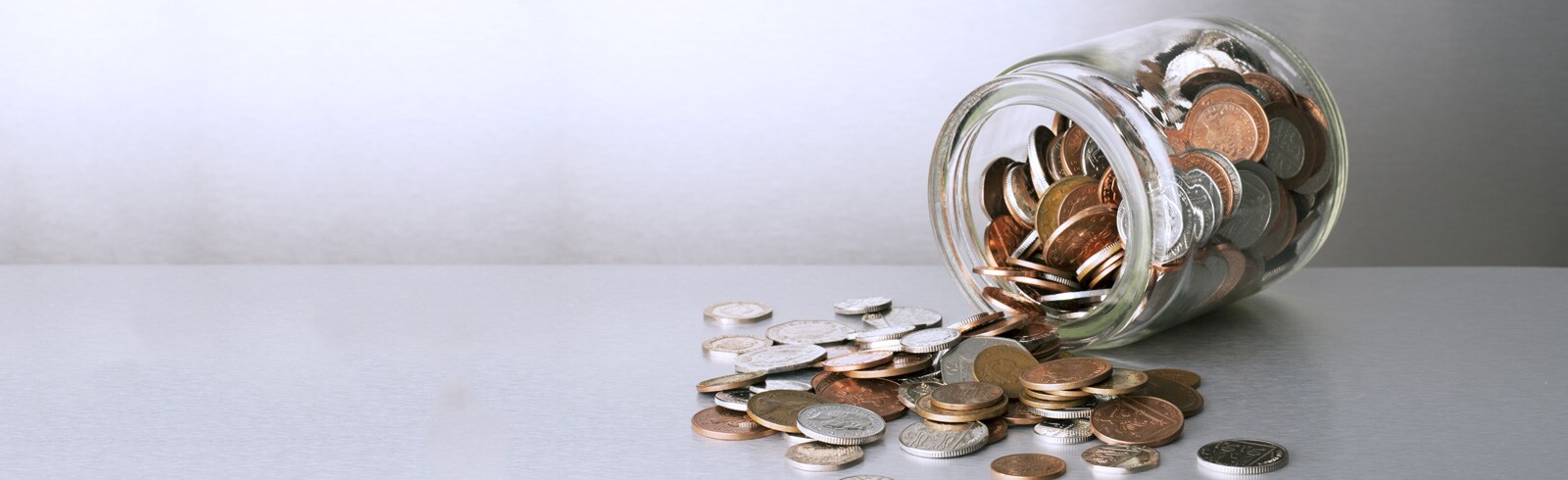 桌上的玻璃罐倒出硬幣