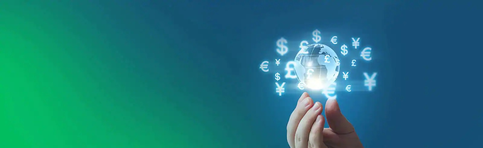 手拿著一個被貨幣符號包圍的水晶球