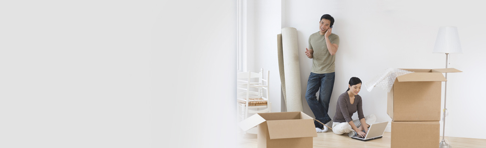 手上拿著鑰匙,旁邊放著護照及旅遊照片