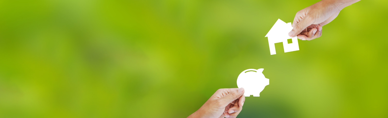 手上拿著鑰匙,旁邊放著護照及旅遊照片