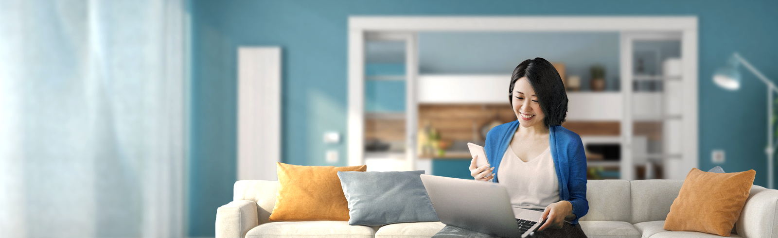 一个女人在沙台上用手机和手接电脑