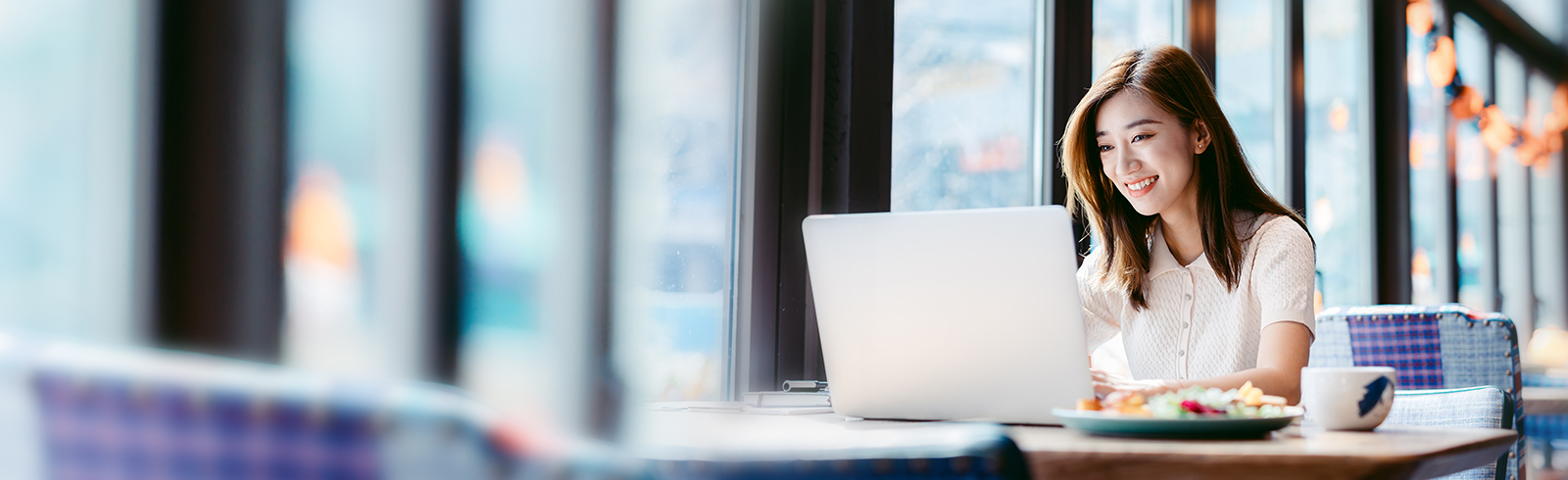 女士很笑着使用手接畫能中