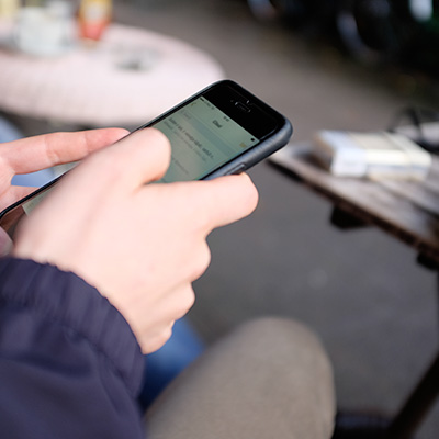 一個人在用手機輸入東西