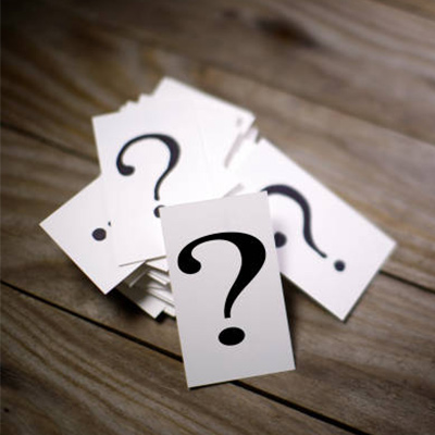 木桌上一堆印有問號的紙卡