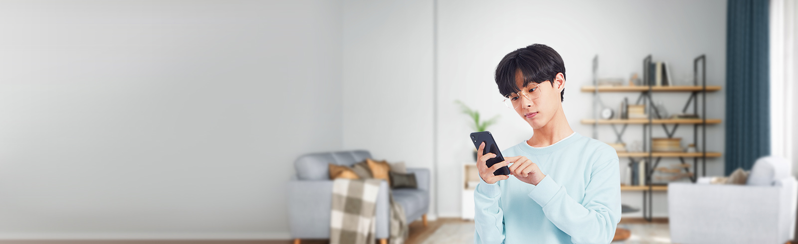 男士在家中使用手機，SC Mobile banking app簡單易用