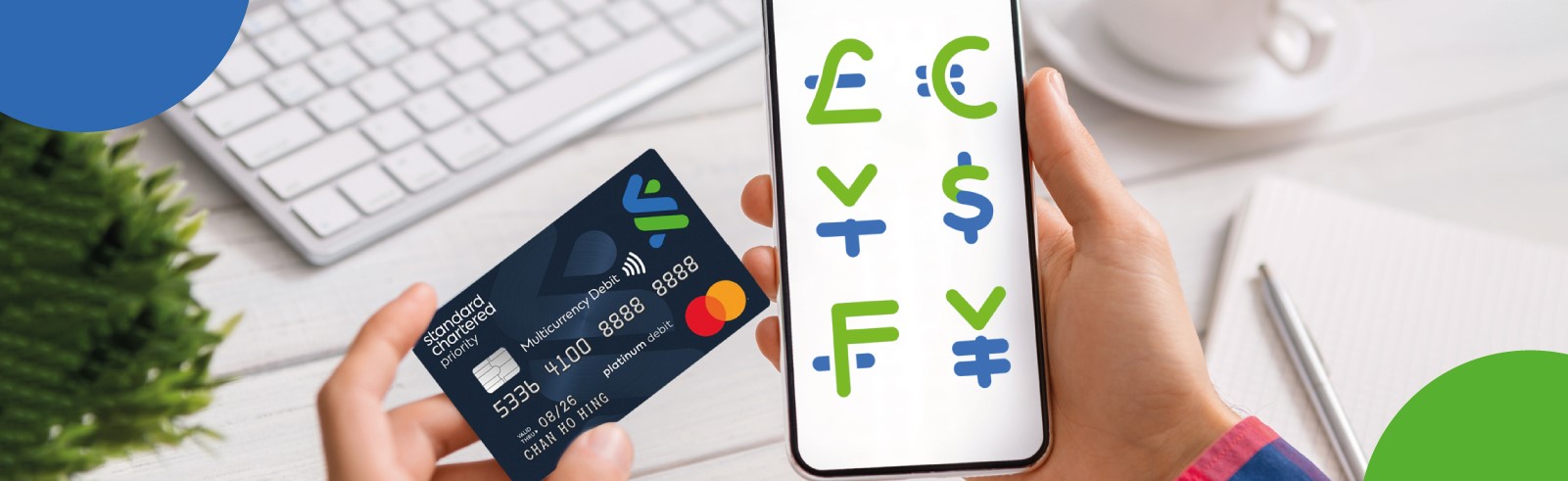 渣打優先理財信用卡的卡面及手機顯示不同國家的貨幣