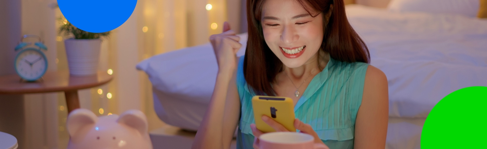 一名女士在豬仔錢罌及硬幣愉快地使用她的手機