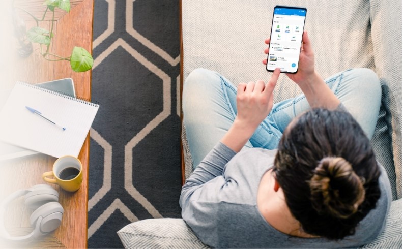 女士使用手機開啟SC Mobile App