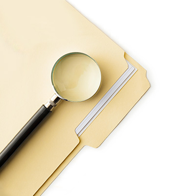 一個放大鏡和一個啡色文件夾